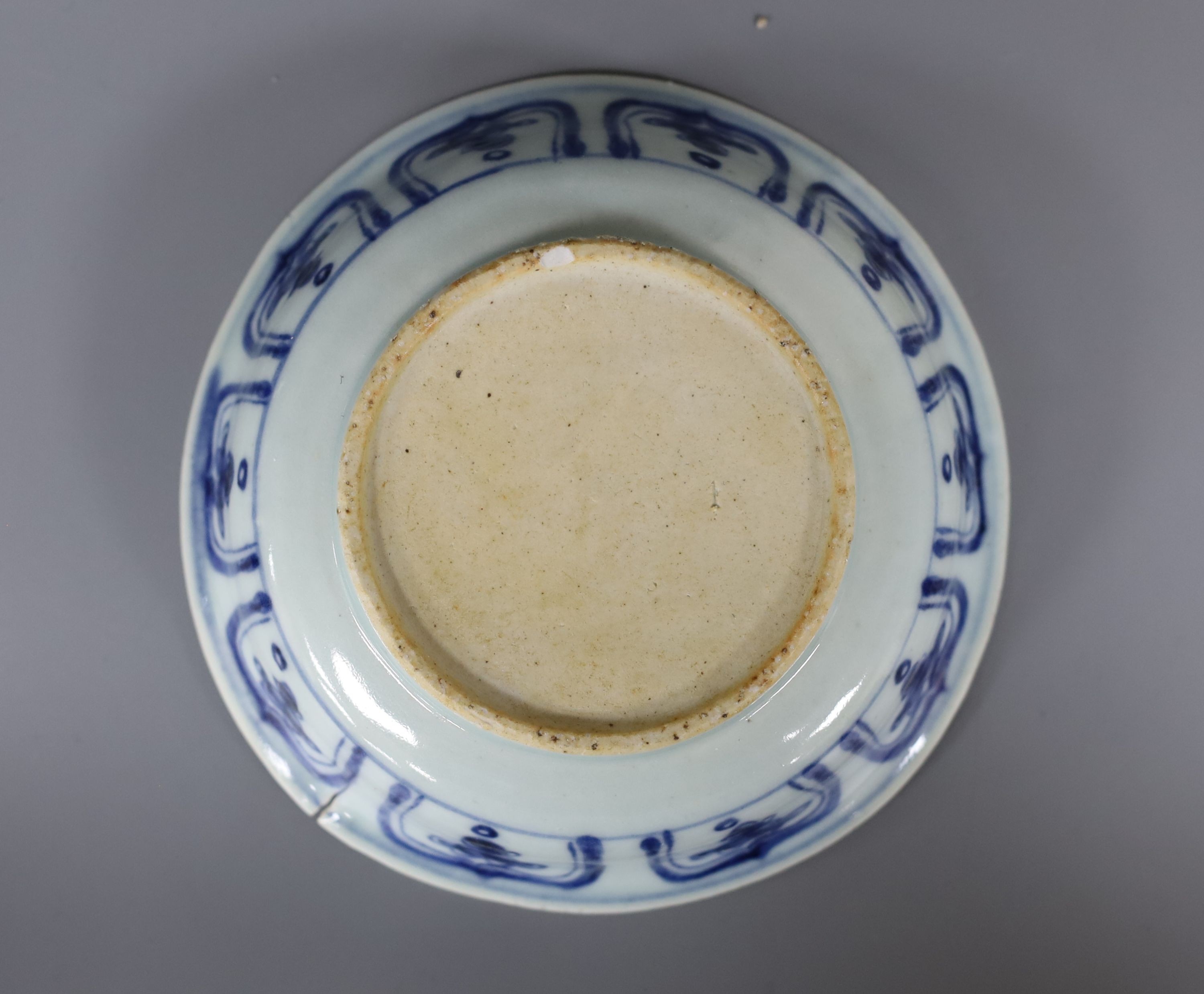 A Chinese blue and white dish, Ming dynasty, 15cm